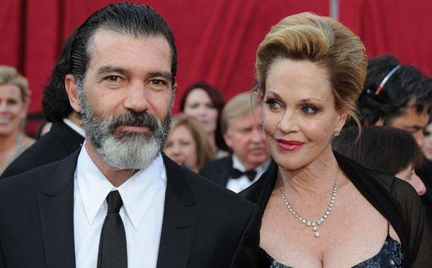 Một trong những cặp đôi quyền lực có đời sống hôn nhân bền bỉ nhất Hollywood - Antonio Banderas và Melanie Griffith đã chính thức “đường ai nấy đi” sau 18 năm gắn bó mặn nồng. Được biết, nguyên nhân tan vỡ của cuộc hôn nhân này là do “những mâu thuẫn không thể hòa giải”. “Chúng tôi đã suy nghĩ thận trọng và quyết định kết thúc gần 20 năm chung sống trong sự yêu thương và tôn trọng lẫn nhau”, cặp đôi xác nhận. Qủa thực, cuộc chia tay của 2 vợ chồng đã để lại bao niềm tiếc nuối cho người hâm mộ. Trước đó, “người hùng mặt nạ đen Zorro” từng tuyên bố sẽ chung sống trọn đời với Griffith, không bao giờ chia tay bất chấp lý do gì đi nữa